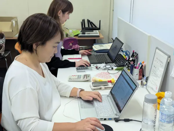ヒューマンアラウンド株式会社(職業紹介業・〜25名)の人事評価制度導入事例